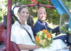 2018_07_07_(69) Mit Brautstrauss im Hochzeitsauto Alles bereit .. auf zum Standesamt